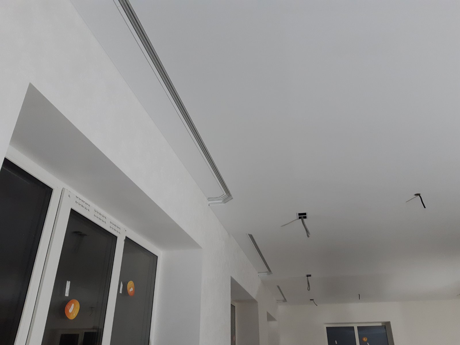 фото натяжные потолки с нишей для штор