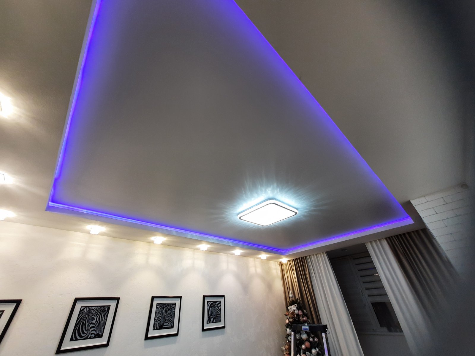 фото натяжные потолки с светодиодной LED подсветкой 